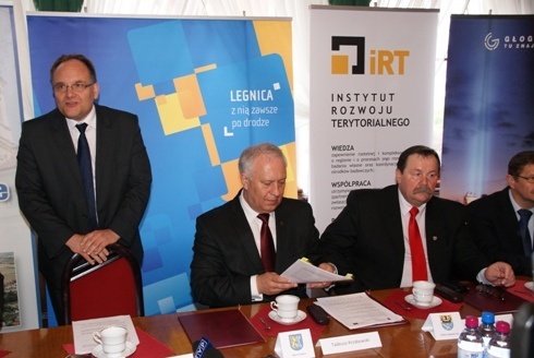 W Legnicy samorządowcy podpisali umowę w sprawie powiązań transportowych w Legnicko-Głogowskim  Obszarze Funkcjonalnym